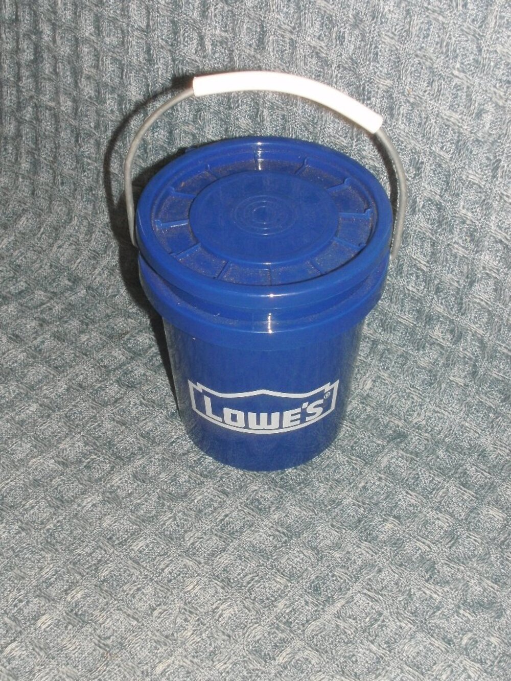 NWT Collectible Mini Lowe’s Blue Utility Bucket with Lid Metal Handle 0.42qt NEW